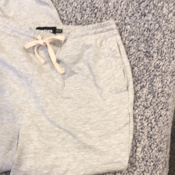 ⭐️FREE!!⭐️WITH BUNDLE PURCHASE!💥5 FOR $25💥RSQ! jogger sweatpants grey size lrg - Picture 6 of 8